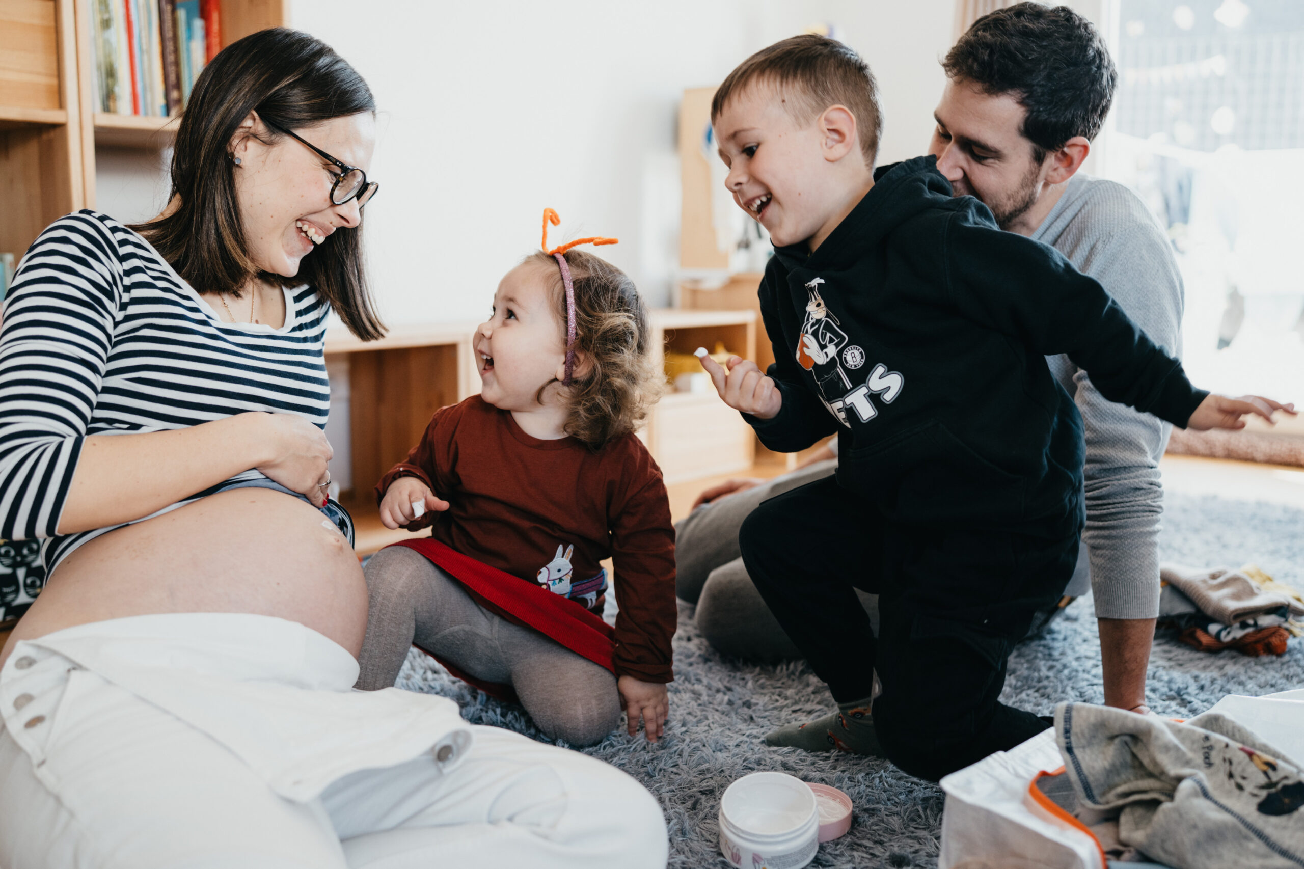 Babybauchshooting, Familienshooting, Mama mit Babybauch, stolze großeltern Geschwister, Vorfreude auf das Baby, Freiburg im Breisgau, Anja Hildenbrand Fotografie